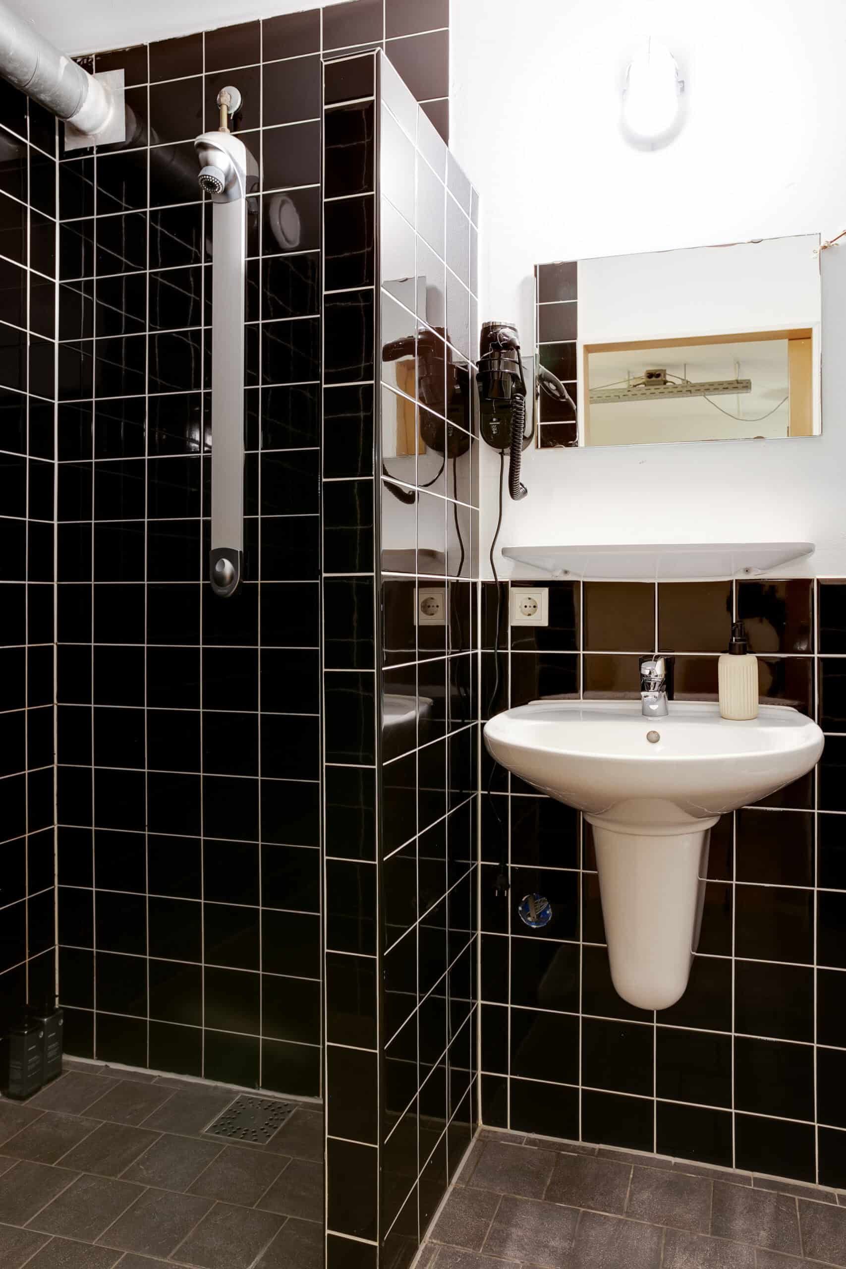 En-suite bathroom at ClinkMama