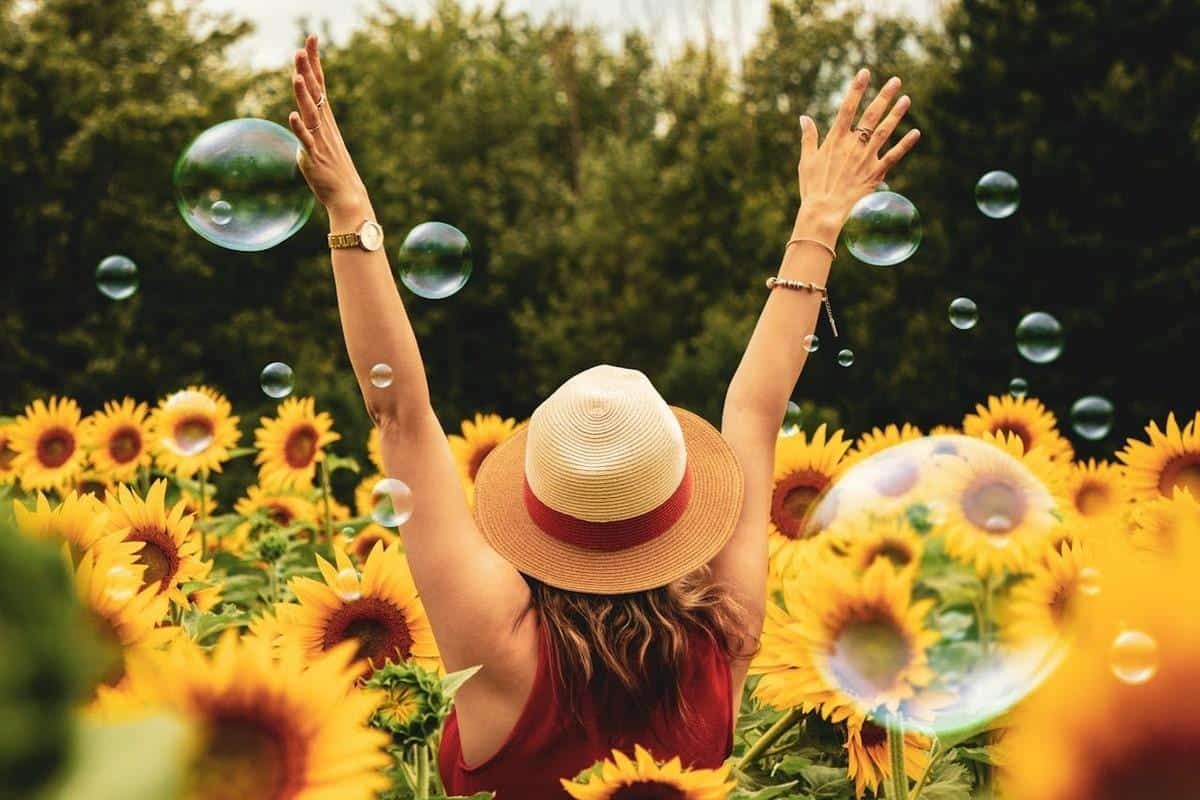 Woman enjoying the summer in a sunflower field