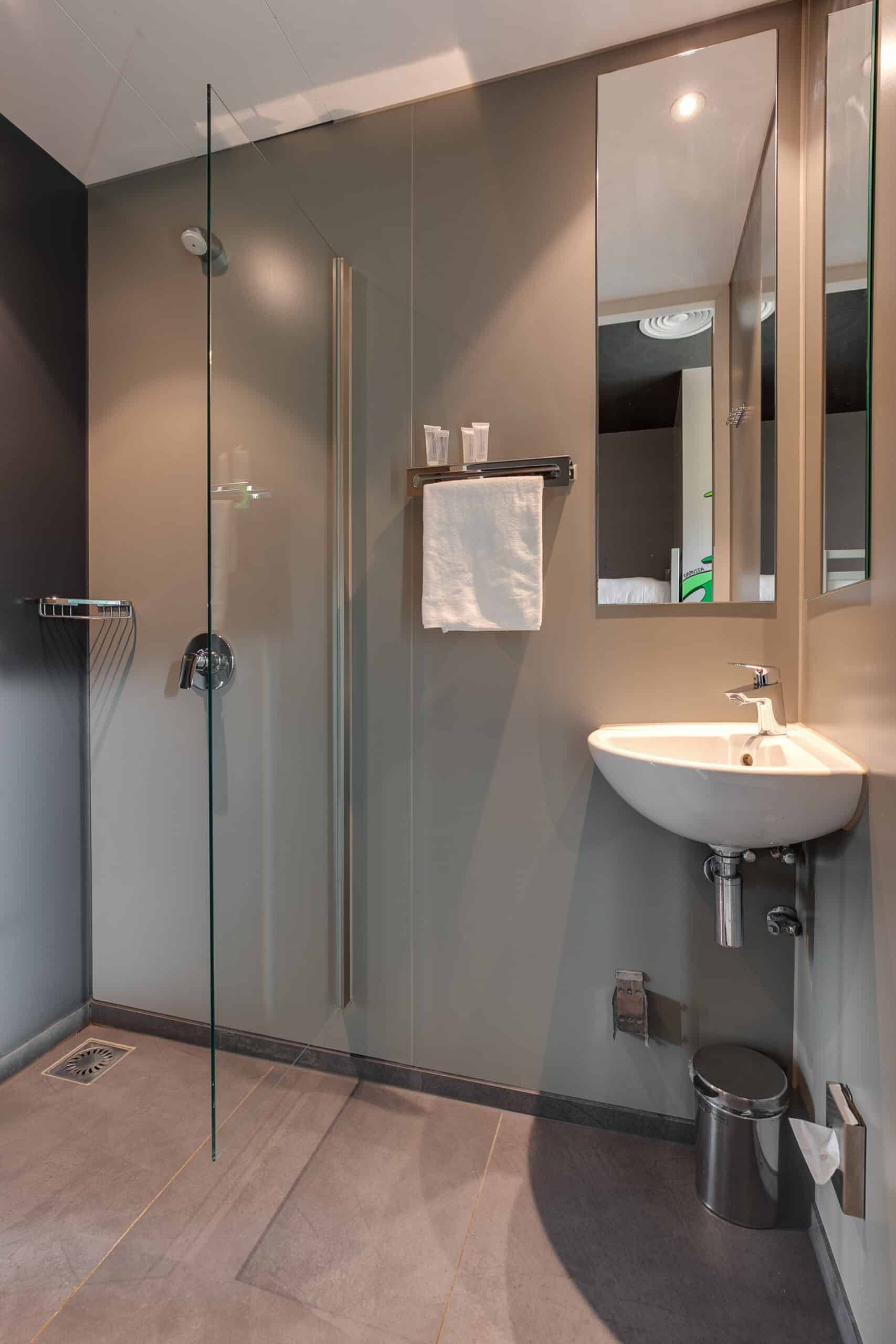 Dorm room en-suite bathroom and shower at Clinknoord Amsterdam