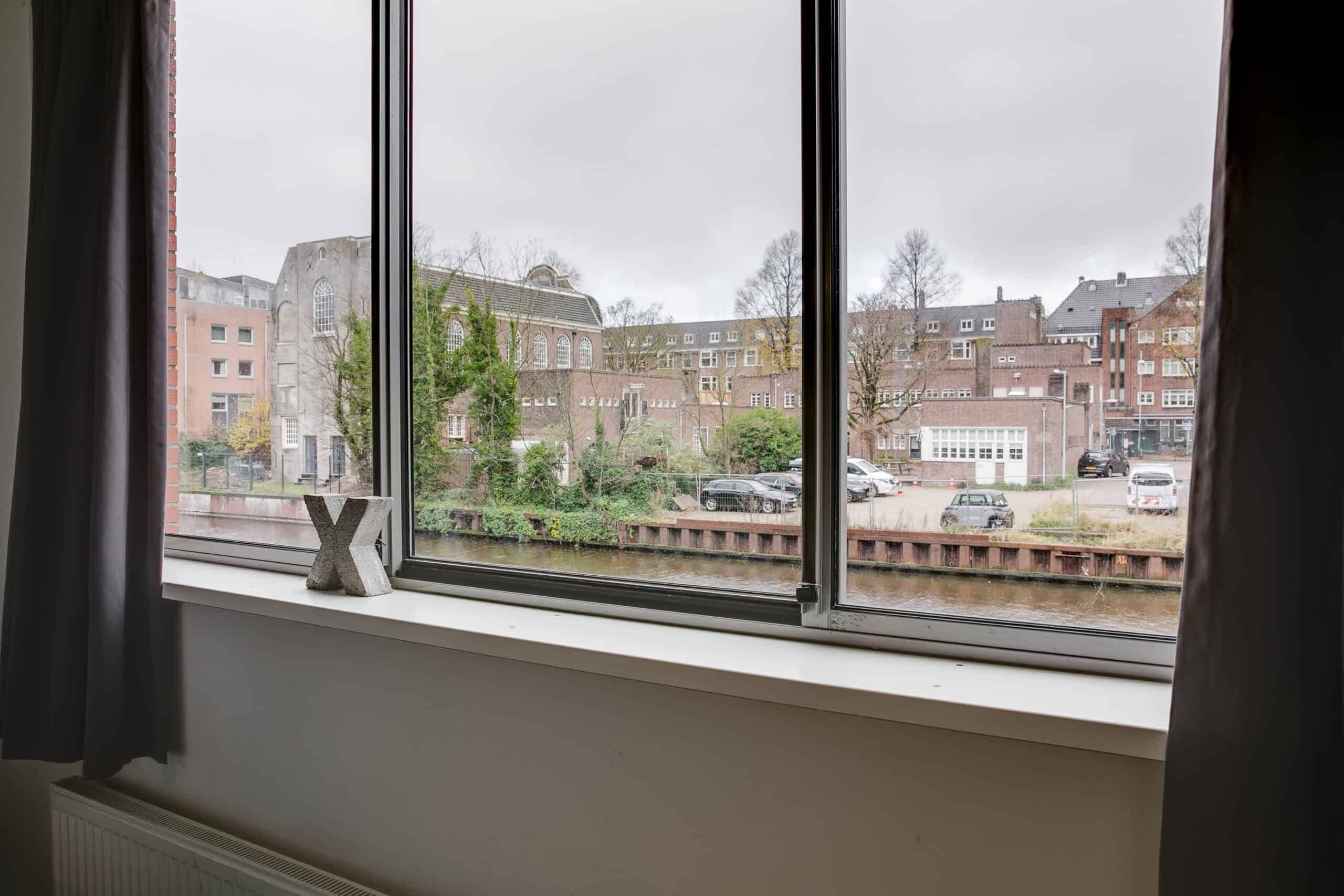 ClinkMama deluxe room with canal view in Amsterdam