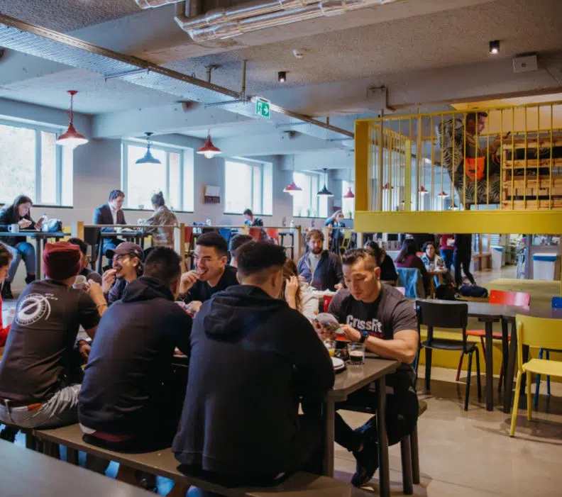 People eating in ClinkNOORD canteen