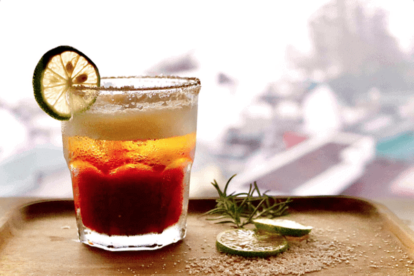 Fizzy mocktail with a lime slice