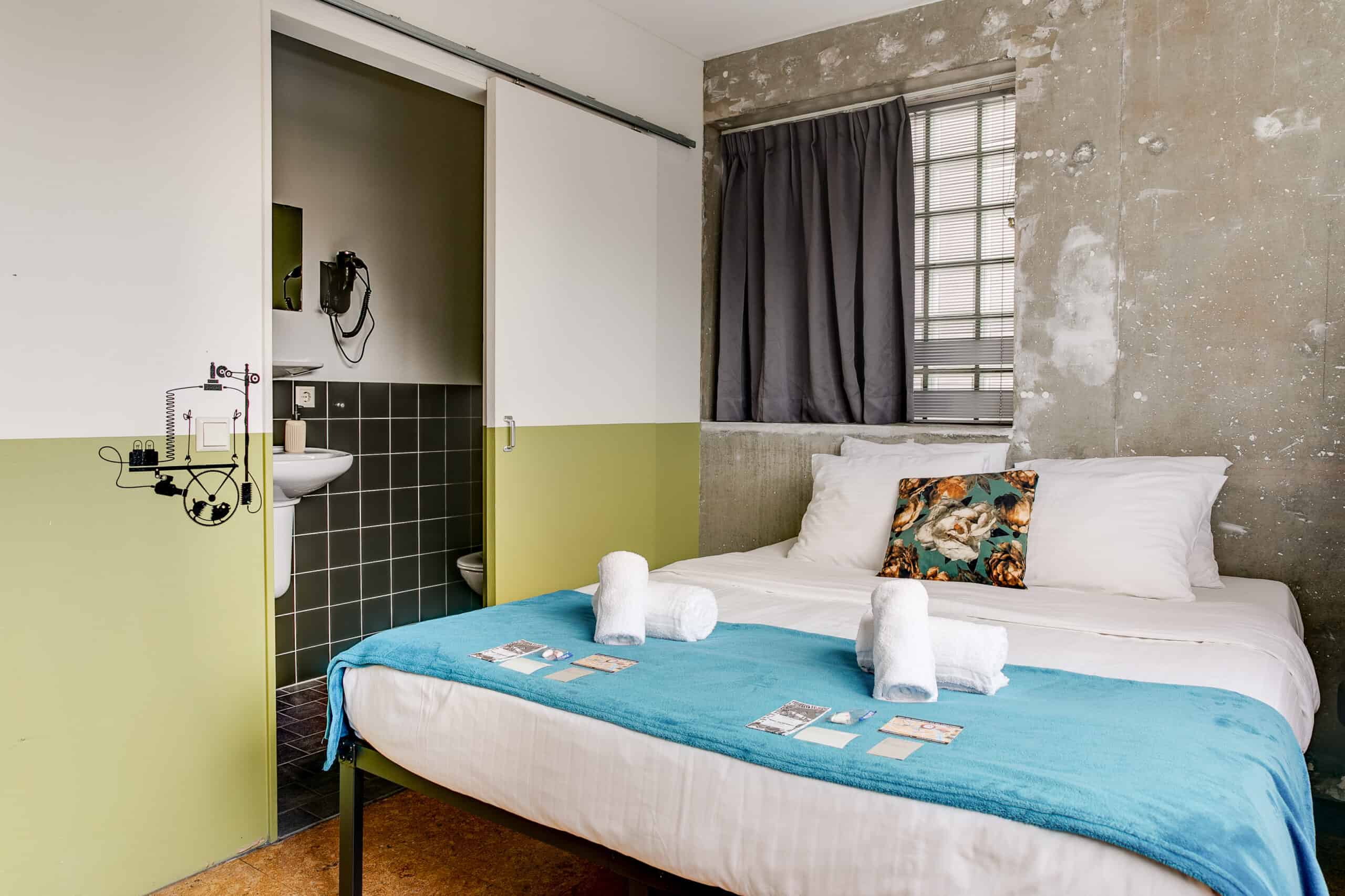 ClinkMama deluxe room with canal view in Amsterdam