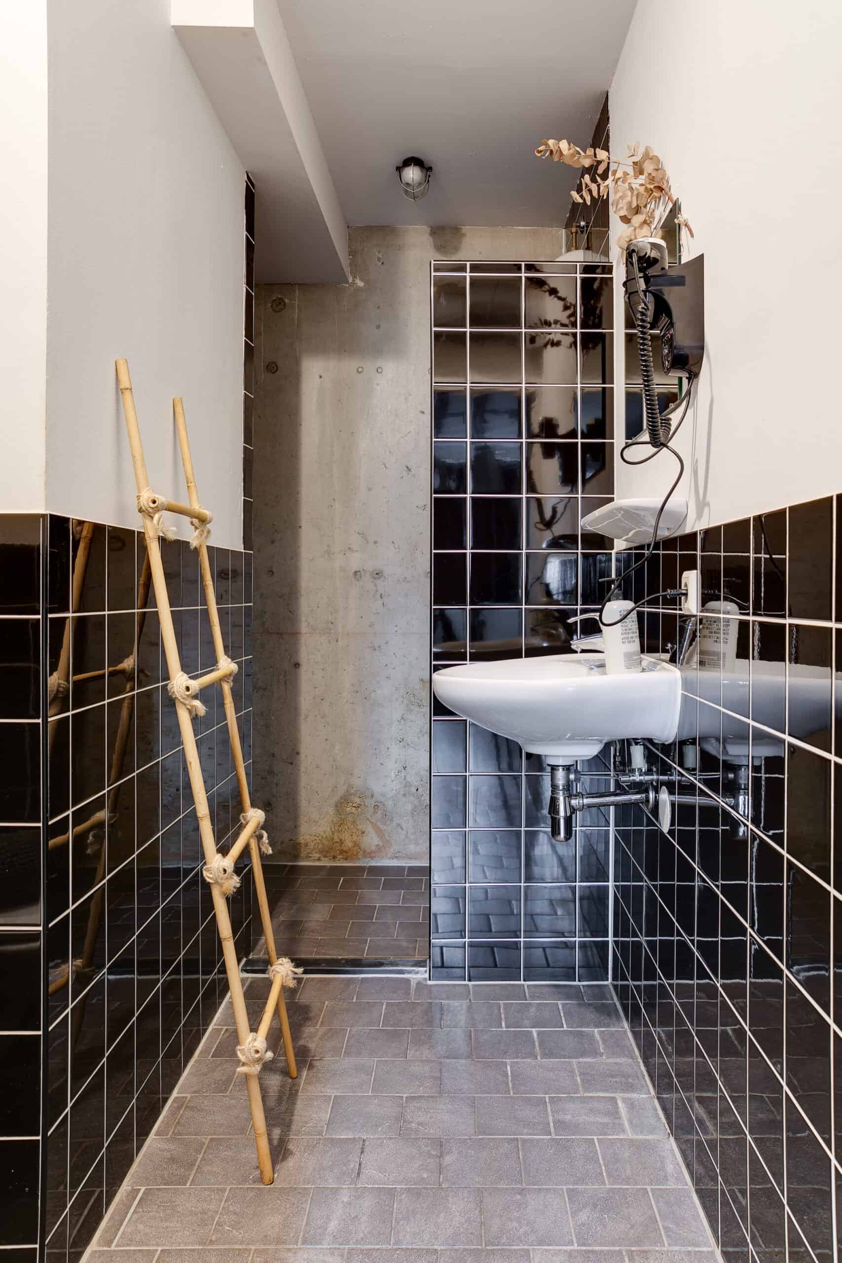 Dormitório de 4 camas com casa de banho privativa 