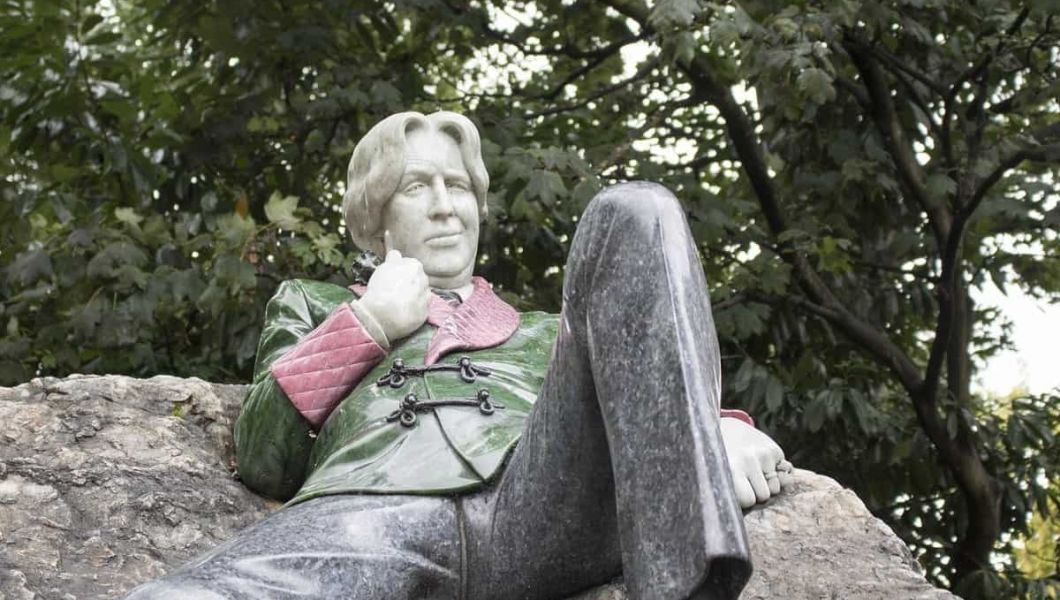 Oscar Wilde statue in Merrion Square in Dublin