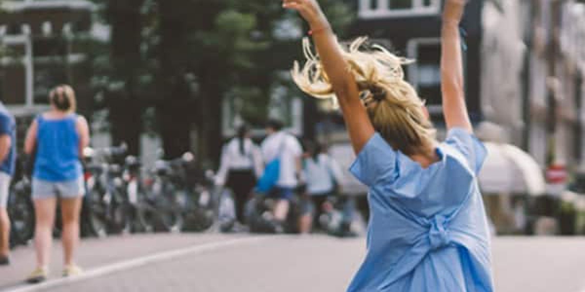 un turista disfruta de su estancia en amsterdam