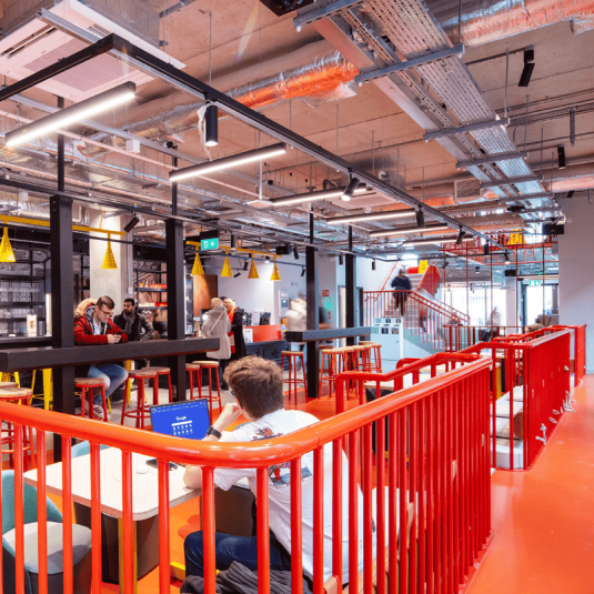 Clink i Lár hostel bar and socialising areas